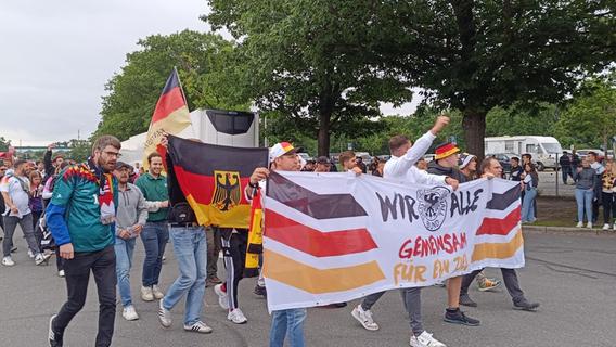 Fahnen, Trikots, gute Laune: Die deutschen Fans pilgern zum DFB-Testspiel in Nürnberg