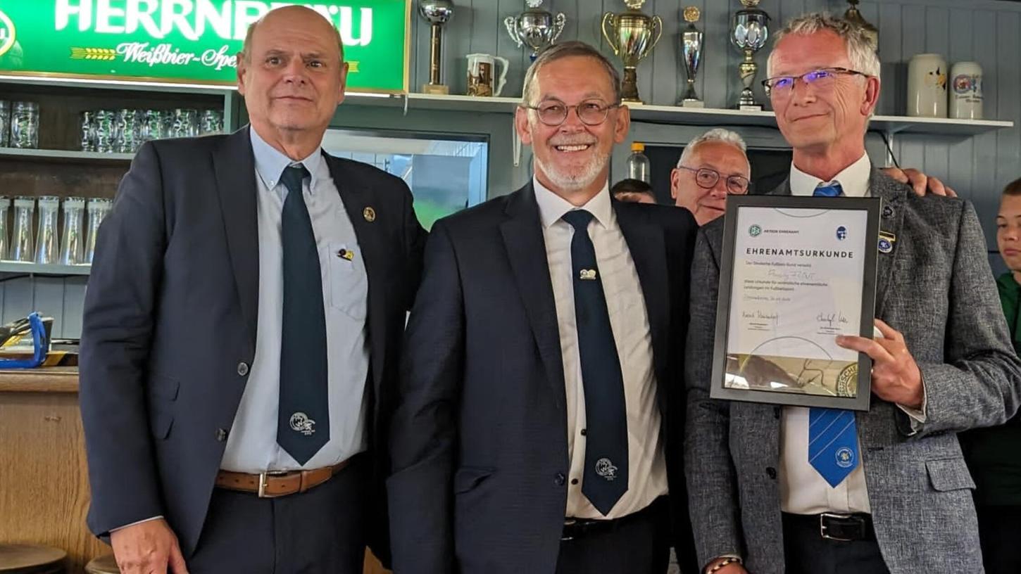 Ehrenamtsurkunde des DFB für Chairman Andy Flint. Ehrenamtsurkunde des DFB für Chairman Andy Flint.