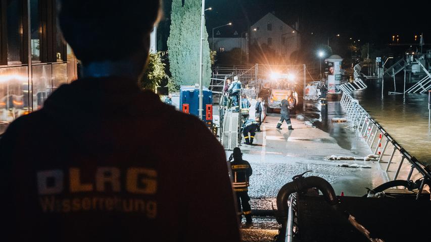 Die Stadt Regensburg hat bereits den Katastrophenfall ausgerufen. Meldestufe 4 ist an der Donau überschritten.