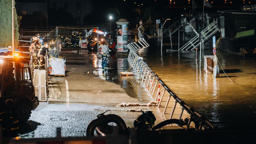 Nach Evakuierungen in der Nacht: Helfer weiter im Dauereinsatz - Lage in Regensburg dramatisch