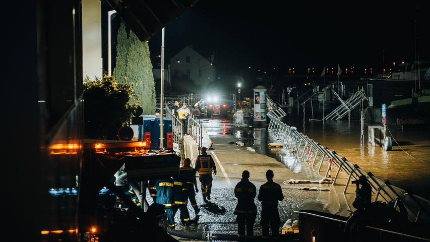 Nach Evakuierungen in der Nacht: Helfer weiter im Dauereinsatz - Lage in Regensburg dramatisch
