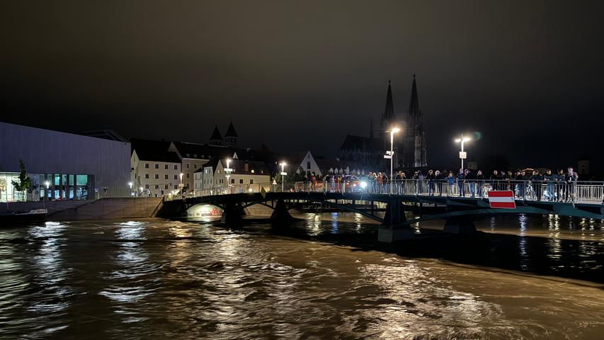 Hunderte Menschen mussten nachts ihre Wohnungen verlassen: Lage in Regensburg wird dramatischer