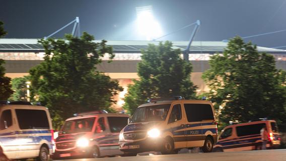 Einsatz nach Länderspiel in Nürnberg: Polizei entdeckt verdächtiges Paket am Stadion