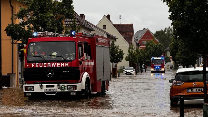 In Bayerisch-Schwaben trat der Fluss Schmutter bereits über die Ufer. In Burgwalden (Landkreis Augsburg) brach am Samstagmittag (01.06.2024) ein Damm.