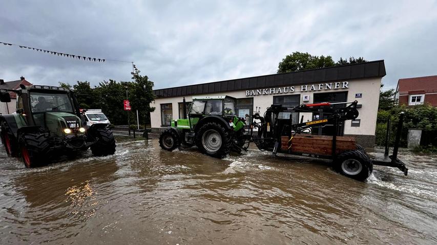 In einem Ortsteil von Diedorf liefen am Samstag Evakuierungsmaßnahmen, um die Menschen in Sicherheit zu bringen.