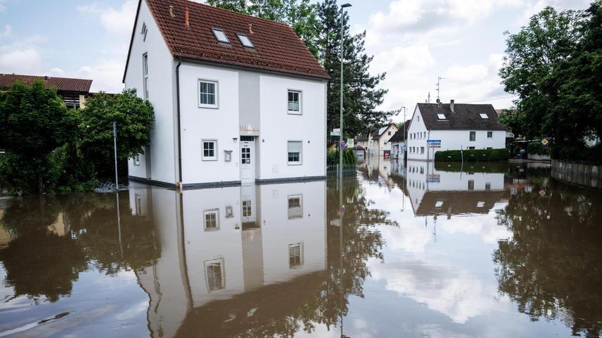 Günzburg: Die Hauptstraße nahe der Donaubrücke ist überflutet.