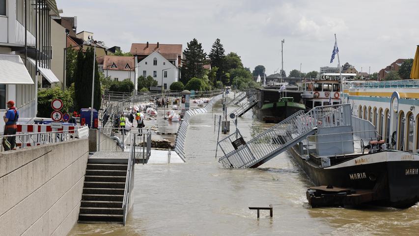 "Land unter" ist auch am Dienstag in Regensburg Stand der Dinge. Am Dienstag wird der Scheitel des Hochwassers erwartet, danach soll die Flut langsam ablaufen. Ministerpräsident Markus Söder wird sich am Dienstagnachmittag ein Bild von der Lage vor Ort machen.
