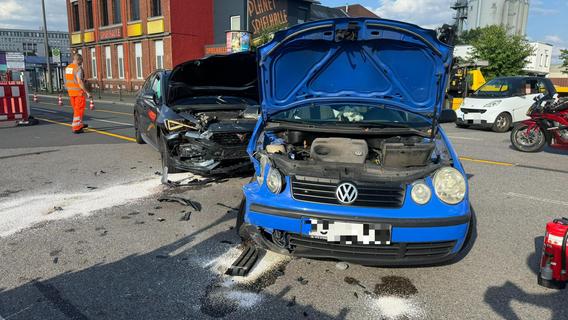 Unfall mit gewaltigem Schaden an der Stadtgrenze: In Nürnberg krachen zwei Autos ineinander