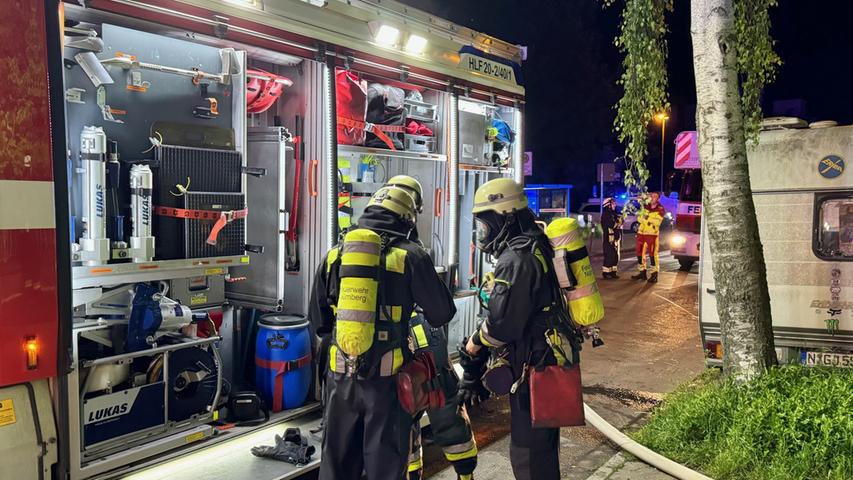 Feuer mitten in der Nacht: Person nach Brand in Nürnberger Wohnheim mittelschwer verletzt