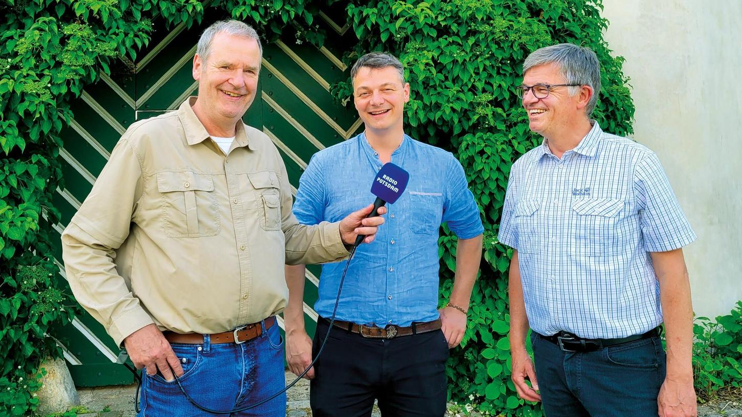 Der bayerischen Braukunst auf der Spur: Redakteur Peter von Stamm (links) mit Brauereichef Michael Gutmann (Mitte) und Christoph Würflein (rechts), Geschäftsführer des Tourismusverbands Naturpark Altmühltal, in Titting. Der bayerischen Braukunst auf der Spur: Redakteur Peter von Stamm (links) mit Brauereichef Michael Gutmann (Mitte) und Christoph Würflein (rechts), Geschäftsführer des Tourismusverbands Naturpark Altmühltal, in Titting.