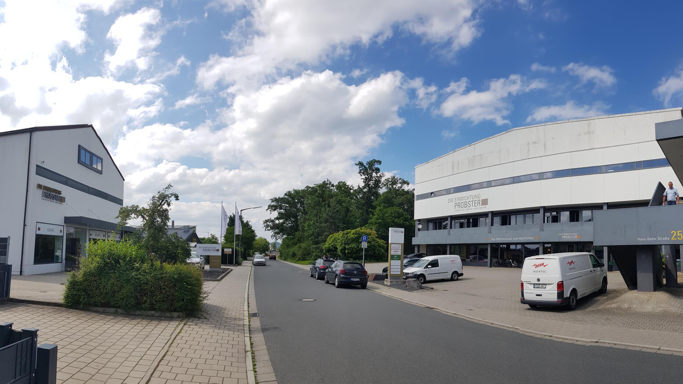 Unter guten Nachbarn: „Einrichtung Pröbster“ und Thule schließen einen Deal in Neumarkt