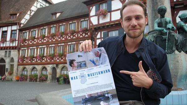 Martin Kießling mit Max und Mustermann Plakat - Fo