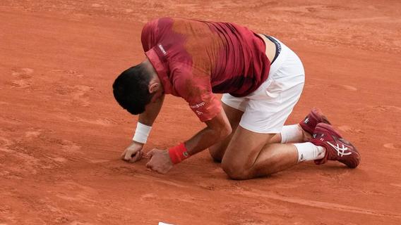 Bericht: Djokovic am Knie operiert - Wohl Wimbledon-Aus
