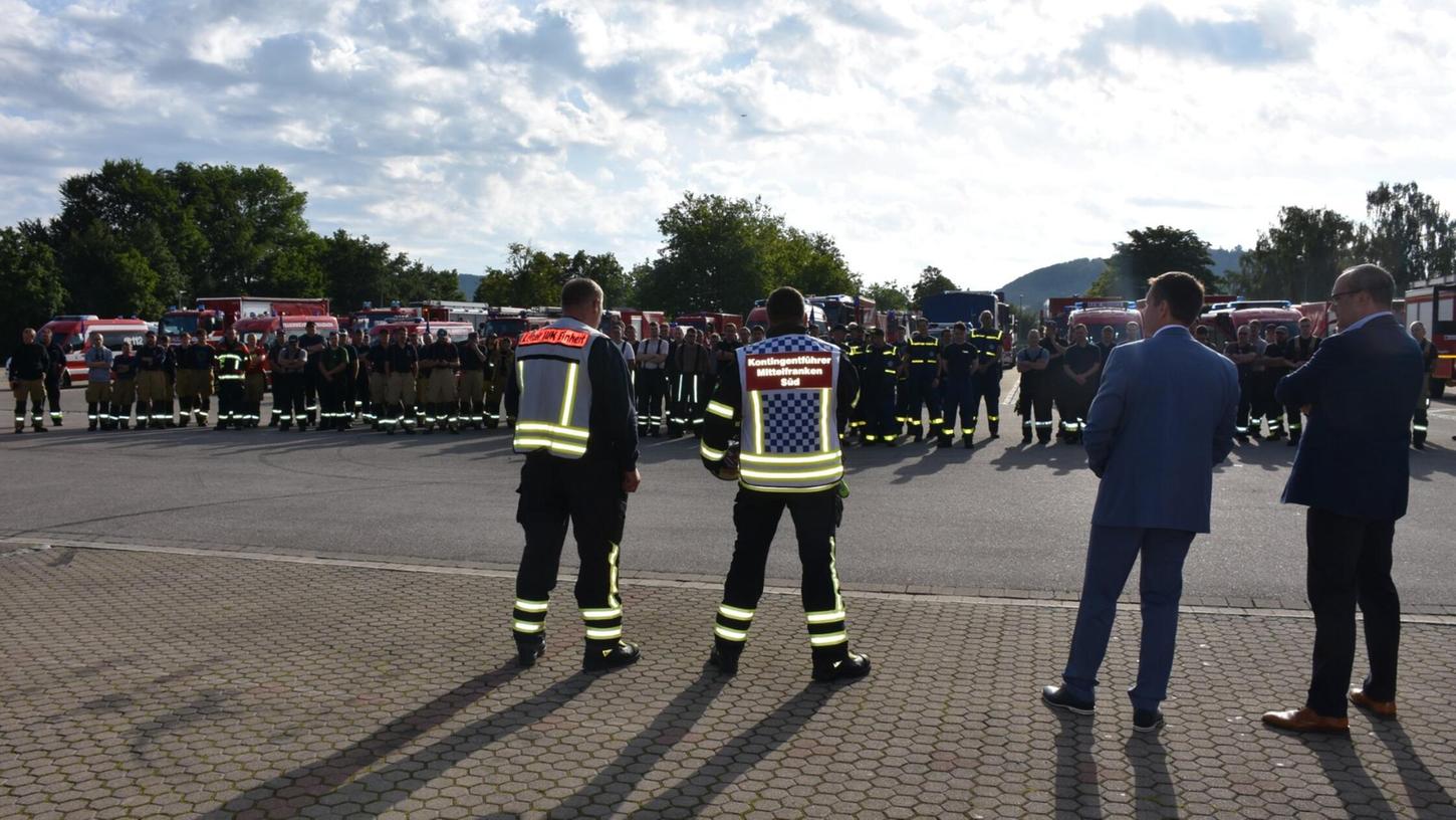 Die Einsatzkräfte des Hilfeleistungskontingents Mittelfranken-Süd kamen am Mittwochmorgen am Weißenburger Kirchweihplatz zusammen und wurden dort von den beiden Landräten aus Weißenburg-Gunzenhausen und Roth in den Einsatz verabschiedet. Die Einsatzkräfte des Hilfeleistungskontingents Mittelfranken-Süd kamen am Mittwochmorgen am Weißenburger Kirchweihplatz zusammen und wurden dort von den beiden Landräten aus Weißenburg-Gunzenhausen und Roth in den Einsatz verabschiedet.