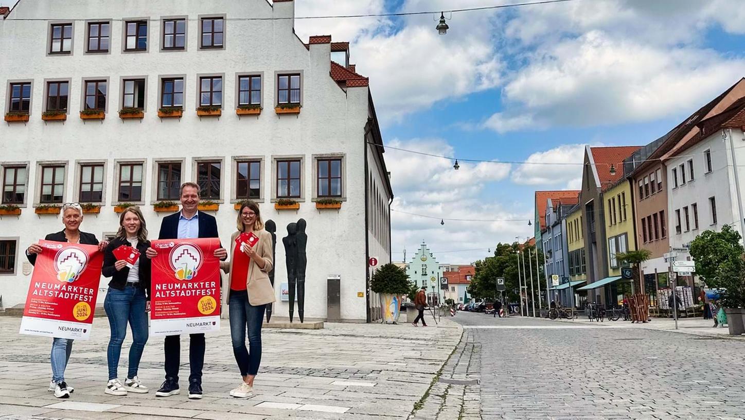 Barbara Leicht, die Leiterin des Kulturamts, mit ihrer Mitarbeiterin Sophie Barth, Oberbürgermeister Markus Ochsenkühn und die Leiterin des Jugendbüros, Anke Auer (v.l.) informierten am Mittwoch über das diesjährige Altstadtfest-Programm. Barbara Leicht, die Leiterin des Kulturamts, mit ihrer Mitarbeiterin Sophie Barth, Oberbürgermeister Markus Ochsenkühn und die Leiterin des Jugendbüros, Anke Auer (v.l.) informierten am Mittwoch über das diesjährige Altstadtfest-Programm.