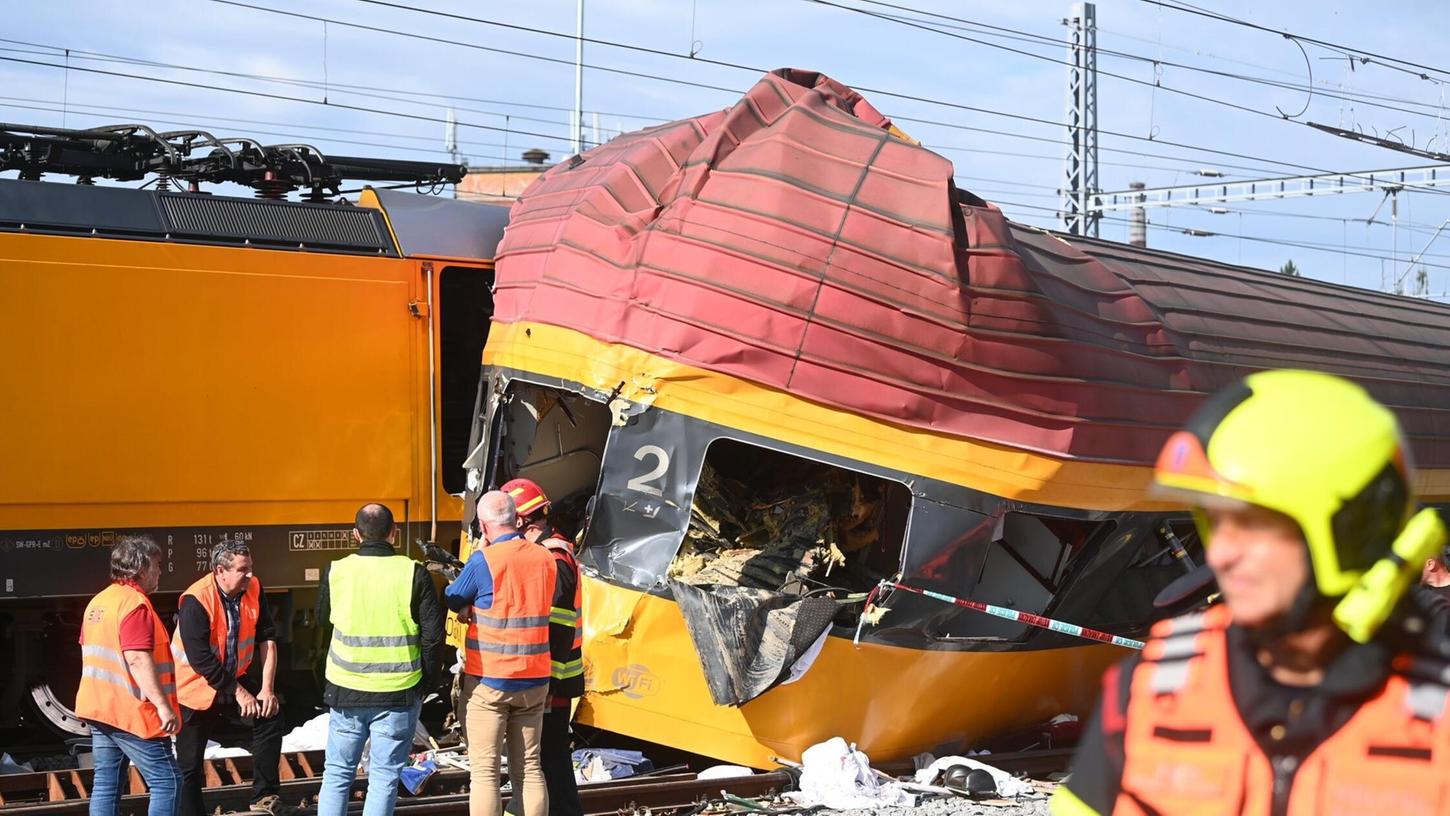 Rettungskräfte arbeiten an der Unfallstelle nach dem Zusammenstoß zweier Züge in Pardubice.