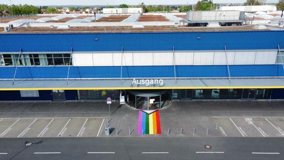 Ikea zeigt in Fürth Solidarität mit der queeren Community: Auf bunten Wegen zu Kallax & Co.