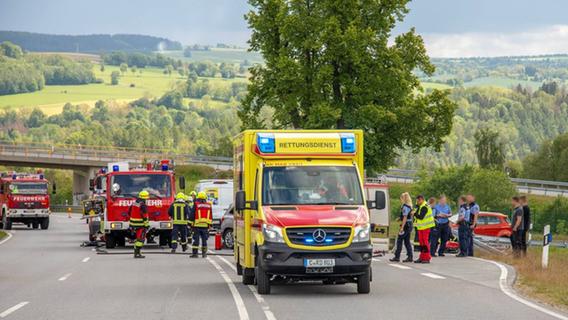Ein Toter, mehrere Verletzte: Schwerer Unfall bei Neumarkt mit vier Autos - 60.000 Euro Schaden