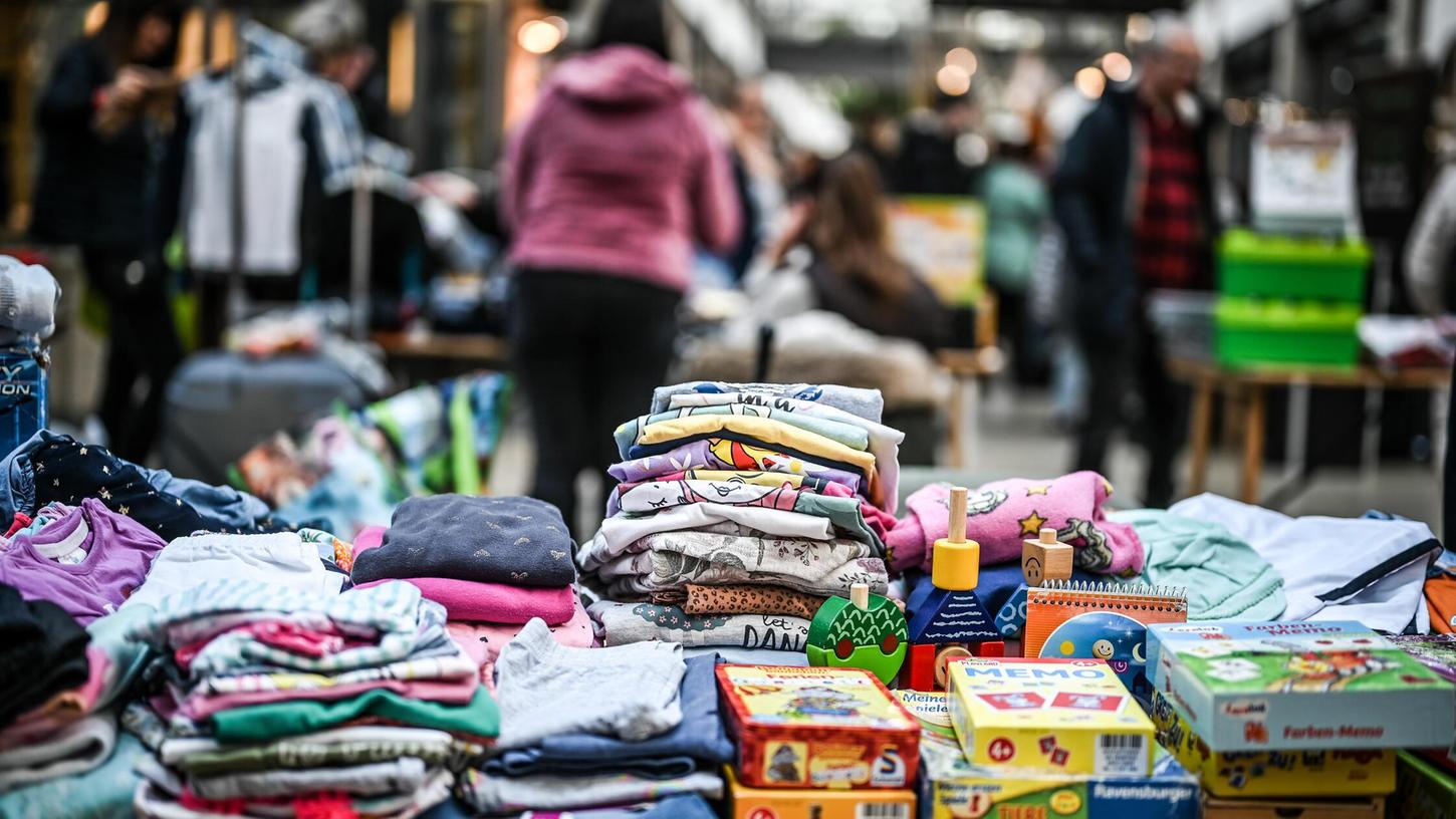 Stand auf einem Flohmarkt (Symbolbild). Stand auf einem Flohmarkt (Symbolbild).