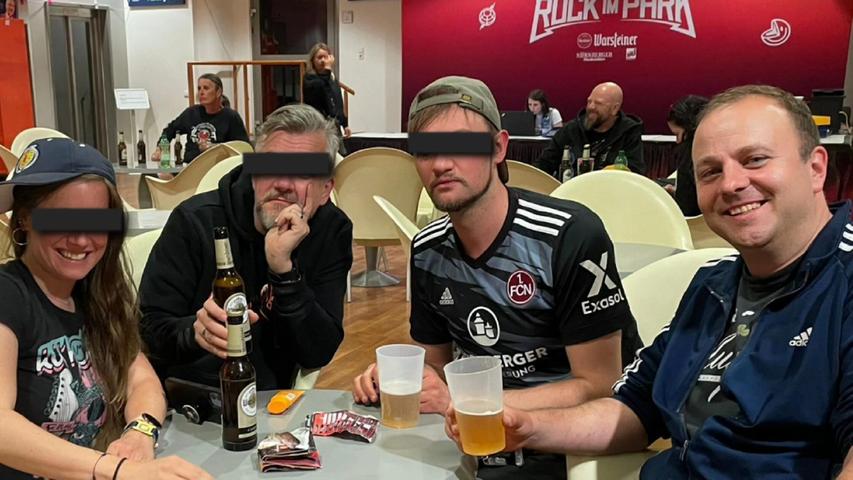 Die Finger wund getippt, darf man sich mit seinen Lieblingskollegen am späten Abend schon mal das eigene Wunsch-Line-up herbeiträumen. Die Finger wund getippt, darf man sich mit seinen Lieblingskollegen am späten Abend schon mal das eigene Wunsch-Line-up herbeiträumen.
