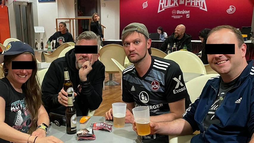 In der Not frisst der Teufel Fliegen – oder trinkt Warsteiner: Philipp Rothenbacher inmitten einer anonymen Liveticker-Selbsthilfegruppe im Pressezentrum 2023. In der Not frisst der Teufel Fliegen – oder trinkt Warsteiner: Philipp Rothenbacher inmitten einer anonymen Liveticker-Selbsthilfegruppe im Pressezentrum 2023.