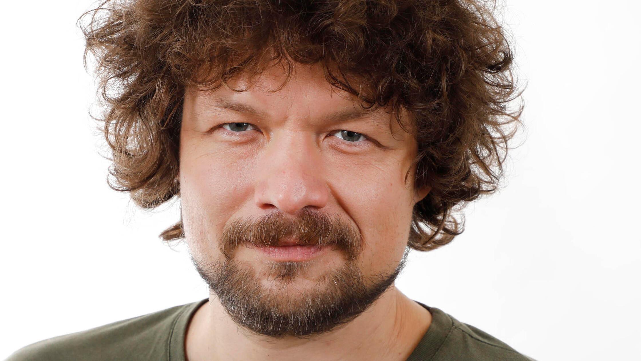 Nürnberg , am 26.10.2023 Ressort: Sonstiges Foto: Stefan Hippel im Haus, Mitarbeiter Portrait, Thomas Correll, Redakteur Leben