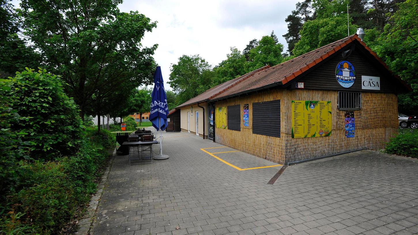 Im Außenbereich des Kiosks im Naturbad Postbauer-Heng trieben unbekannte Nachtschwärmer Schindluder. Im Außenbereich des Kiosks im Naturbad Postbauer-Heng trieben unbekannte Nachtschwärmer Schindluder.