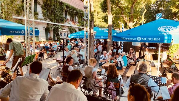 Im Schwabacher Burgersgarten am Ende der Badstraße sind alle Deutschland Spiele zu sehen. Vor, während und nach den Matches kann man sich mit Getränken und Essen versorgen. Zum Eröffnungsspiel gegen Schottland heizt die Georgensgmünder Blaskapelle ein.