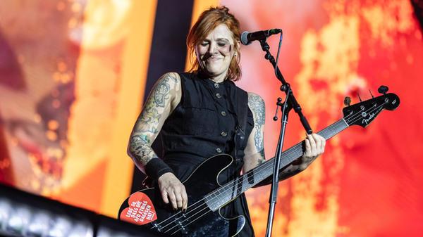 Seit 30 Jahren gibt es die Punk-Rocker Broilers bereits. Auf Rock im Park sind die Herren um E-Bassistin Ines Maybach energetisch wie am ersten Tag.