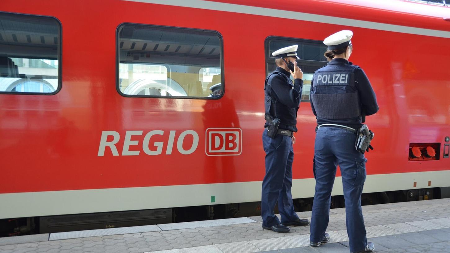 In einem Regionalzug auf dem Weg nach Nürnberg wurde eine Zugbegleiterin von einem Fahrgast attackiert. Die Bundespolizei sucht nun nach dem Täter und bittet dabei auch die Bevölkerung um Hilfe.