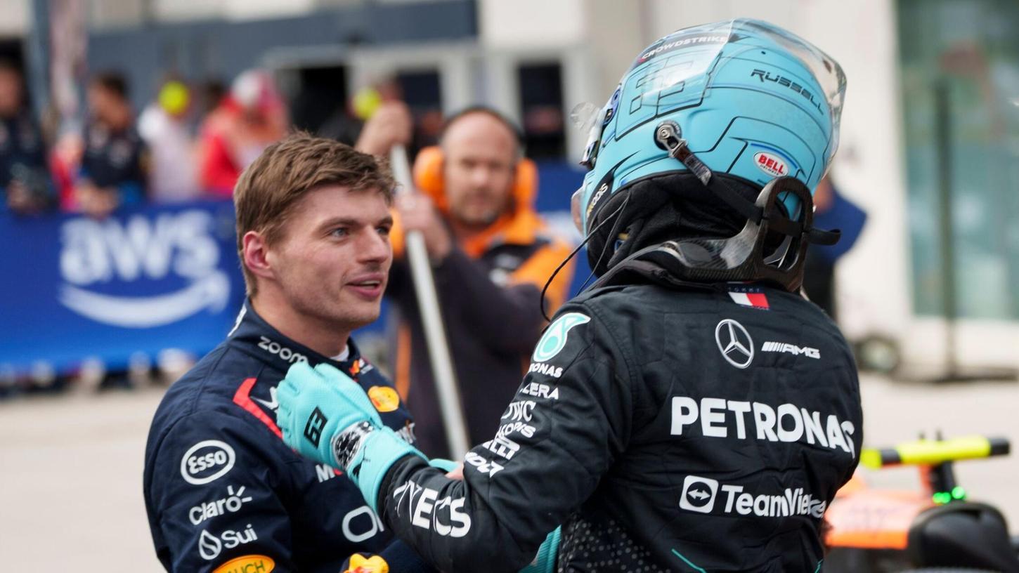 Weltmeister Max Verstappen (l) gratuliert Mercedes-Pilot George Russell zur Pole Position.