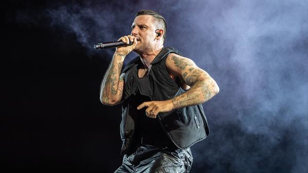 Parkway Drive aus Australien heizen der Menge als Schlusslicht auf der Mandora Stage nochmals deftig ein.