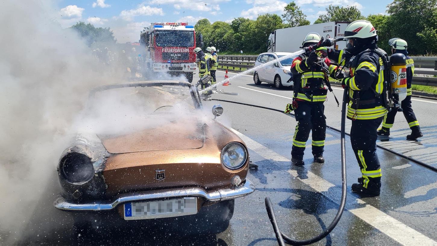 Die Feuerwehr Alfeld musste den Oldtimer ablöschen. Die Feuerwehr Alfeld musste den Oldtimer ablöschen.