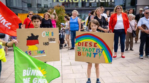 "Null Bock auf Braun": So bunt ist der Widerstand gegen Hetzer in Stein