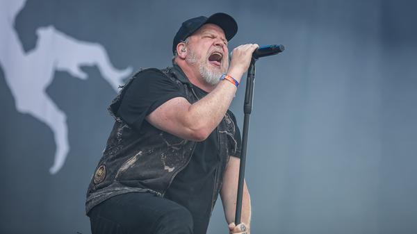 Zum Aufwärmen auf der Mandora Stage waren um 14 Uhr As In Hell zu sehen. Bei der dänischen Death-Metal-Band ging es ganz schön ab, es wurde geheadbangt und gesprungen. Rock-Fans dürfte nicht nur der Sänger Marc Grewe bekannt vorkommen, sondern auch Gitarrist Michael Poulsen, der Sänger von Volbeat. Die Stimmung war gut, vor allem dafür, dass es erst der zweite Act des Tages auf dieser Stage war. Die Besucherinnen und Besucher haben offenbar noch Energie.
