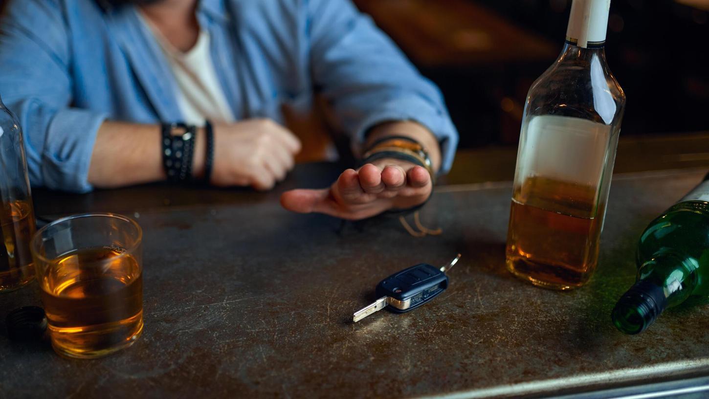Mit ziemlich viel Alkohol im Blut setzte sich ein Mann aus Roth ans Steuer und fuhr zur Polizeiwache. (Symbolbild) Mit ziemlich viel Alkohol im Blut setzte sich ein Mann aus Roth ans Steuer und fuhr zur Polizeiwache. (Symbolbild)