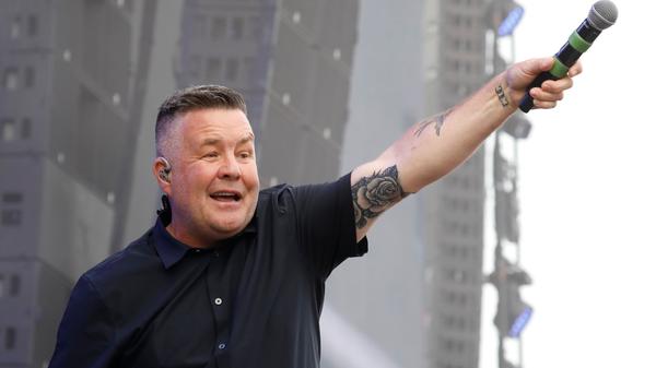 Kurz nach 17 Uhr enterten die Dropkick Murphys die Utopia Stage. Die Folk-Punk-Band begeisterte das Publikum, das ganze Zeppelinfeld war voll. Oder wie unser RiP-Reporter Johannes schreibt: "Ein Meer aus Menschen, das mindestens so rau auf und ab wogt, wie die Band es in ihren gitarrenverstärkten Shanties besingt."