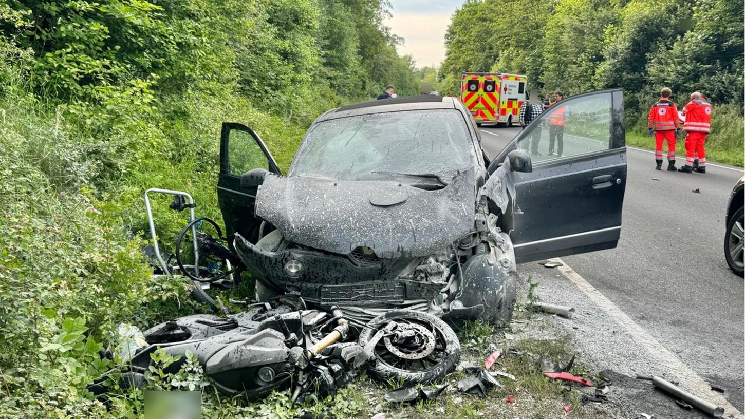 Auf der B8 kollidierte am Sonntag ein Audi mit mehreren entgegenkommenden Fahrzeugen. Auf der B8 kollidierte am Sonntag ein Audi mit mehreren entgegenkommenden Fahrzeugen.