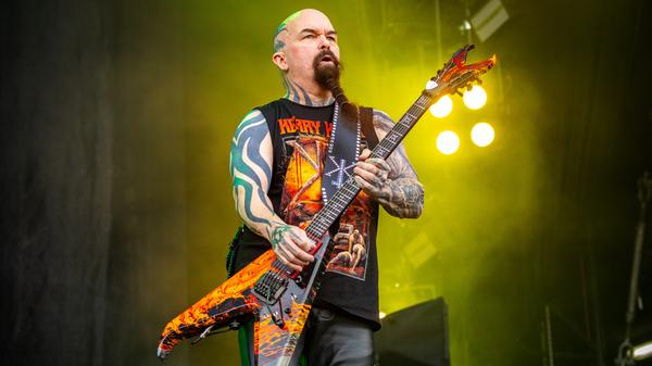 Der ehemalige Slayer-Gitarrist Kerry King zeigte ab 18 Uhr auf der Mandora Stage, dass er auch alleine die Metal-Fans begeistern kann. Dass er einige Slayer-Songs mit dabei hatte, überrascht da nur bedingt.