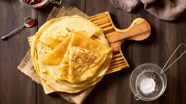 delicious-winter-crepe-dessert-with-jam-sugar