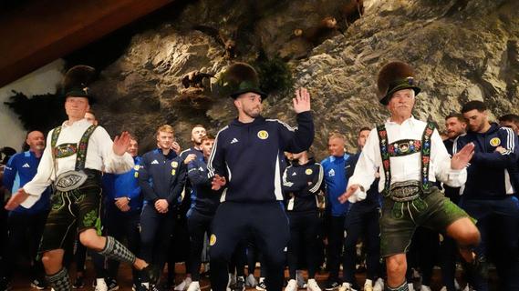 Schottlands Nationalteam in Bayern empfangen - McGinn tanzt