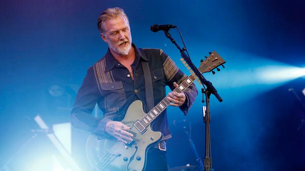 Gewissermaßen Pre-Headliner auf der Utopia Stage waren am Finaltag Queens of the Stone Age. Mit reichlich Selbstvertrauen ausgestattet nahm sich Sänger Josh Homme das Publikum vor und lieferte mit seiner Band qualitativ hochwertigen Rock, auch wenn seine Attitüde zumindest bei unserer Ticker-Mannschaft eher mittelmäßig ankam.
