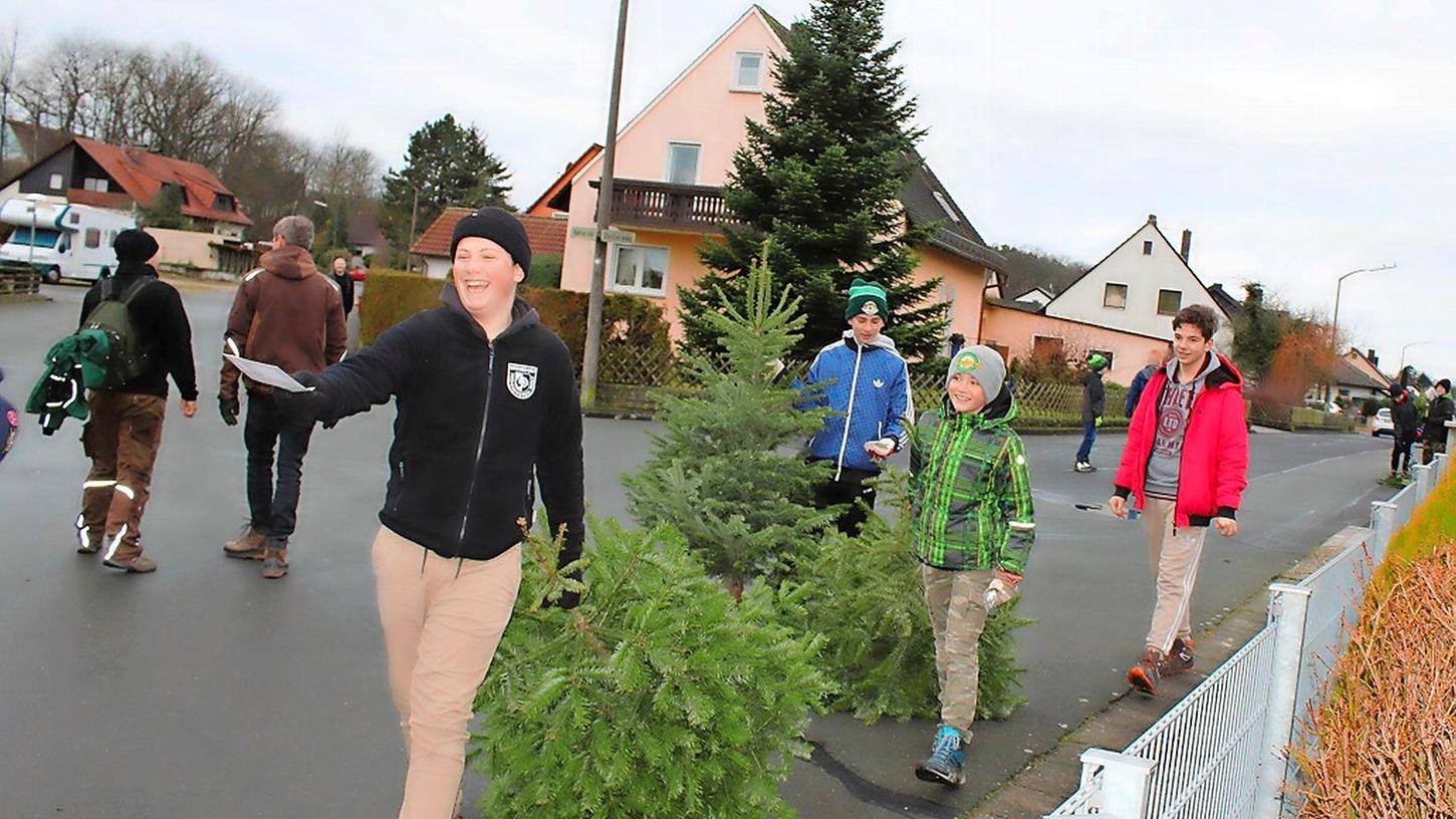 Auch in diesem Jahr engagieren sich zahlreiche Vereine in Erlangen und dem Kreis Erlangen-Höchstadt nach dem Jahreswechsel und kümmern sich um die Entsorgung von Christbäumen. In Gremsdorf etwa holt die Fischerjugend ausrangierte Bäume ab, für den Dienst bittet sie um eine Spende. Auch in diesem Jahr engagieren sich zahlreiche Vereine in Erlangen und dem Kreis Erlangen-Höchstadt nach dem Jahreswechsel und kümmern sich um die Entsorgung von Christbäumen. In Gremsdorf etwa holt die Fischerjugend ausrangierte Bäume ab, für den Dienst bittet sie um eine Spende.
