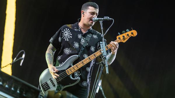 Trotz der Konkurrenz durch die Ärzte: Fast volles Haus bei Beartooth auf der Mandora Stage. Die Hardcore-Band aus Ohio begeistert nicht nur musikalisch - auch optisch wird einiges geboten, mit Pyro-Effekten und schönster Abendstimmung.