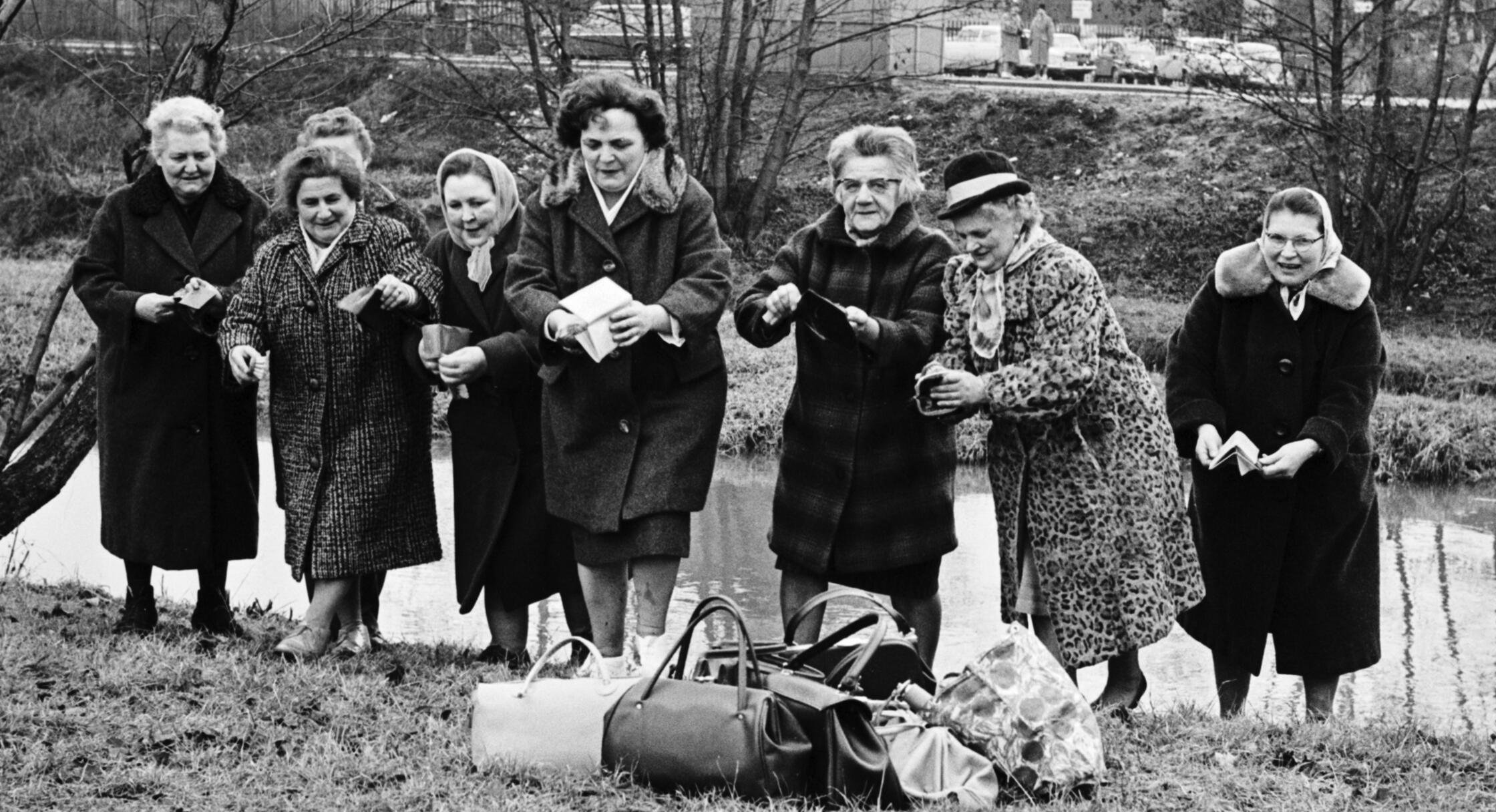 Zum Abschluss der Faschingszeit 1964 pflegten die Frauen des Pfeifenklubs „Gemütlichkeit“ aus Mögeldorf den alten, bis heute vielerorts beliebten Brauch des Geldbeutelwaschens. Dabei werden die nach dem närrischen Treiben leeren Geldbörsen – in der Hoffnung auf Wohlstand und Glück – symbolisch mit Wasser gereinigt. Mit heiteren Mienen kehrten die Damen nach verrichteter Wäsche vom Pegnitzufer zu ihren Handtaschen zurück. „Der Fasching hat a Geld kost!“, stellten sie schmunzelnd fest, selbst der Glückspfennig war aus manchem Portemonnaie verschwunden.