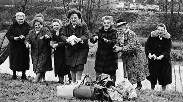 Zum Abschluss der Faschingszeit 1964 pflegten die Frauen des Pfeifenklubs „Gemütlichkeit“ aus Mögeldorf den alten, bis heute vielerorts beliebten Brauch des Geldbeutelwaschens. Dabei werden die nach dem närrischen Treiben leeren Geldbörsen – in der Hoffnung auf Wohlstand und Glück – symbolisch mit Wasser gereinigt. Mit heiteren Mienen kehrten die Damen nach verrichteter Wäsche vom Pegnitzufer zu ihren Handtaschen zurück. „Der Fasching hat a Geld kost!“, stellten sie schmunzelnd fest, selbst der Glückspfennig war aus manchem Portemonnaie verschwunden.