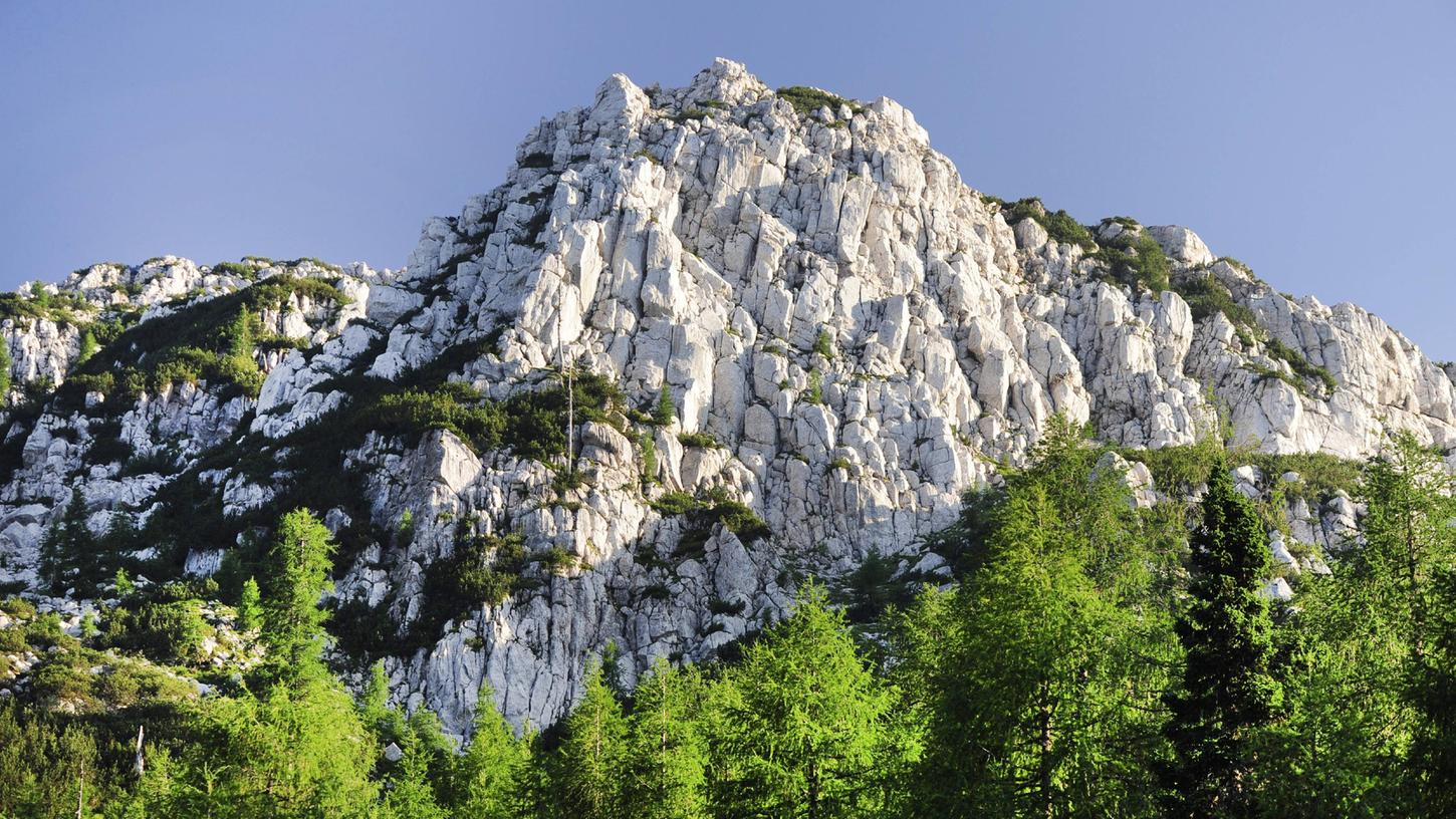 Blick auf den Gipfel des Trogkofel: Eine junge Wanderin ist hier offenbar in den Tod gestürzt (Symbolbild). Blick auf den Gipfel des Trogkofel: Eine junge Wanderin ist hier offenbar in den Tod gestürzt (Symbolbild).