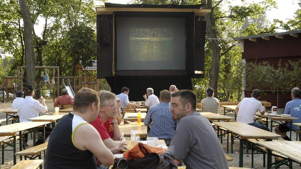 Spiele der deutschen und kroatischen Mannschaft zeigt der Tucherhof im Nürnberger Norden auf seiner XXL-Leindwand im Garten. Geöffnet ist das Gelände jeweils etwa 90 Minuten vor Anpfiff. Der Eintritt zum Public Viewing ist frei.