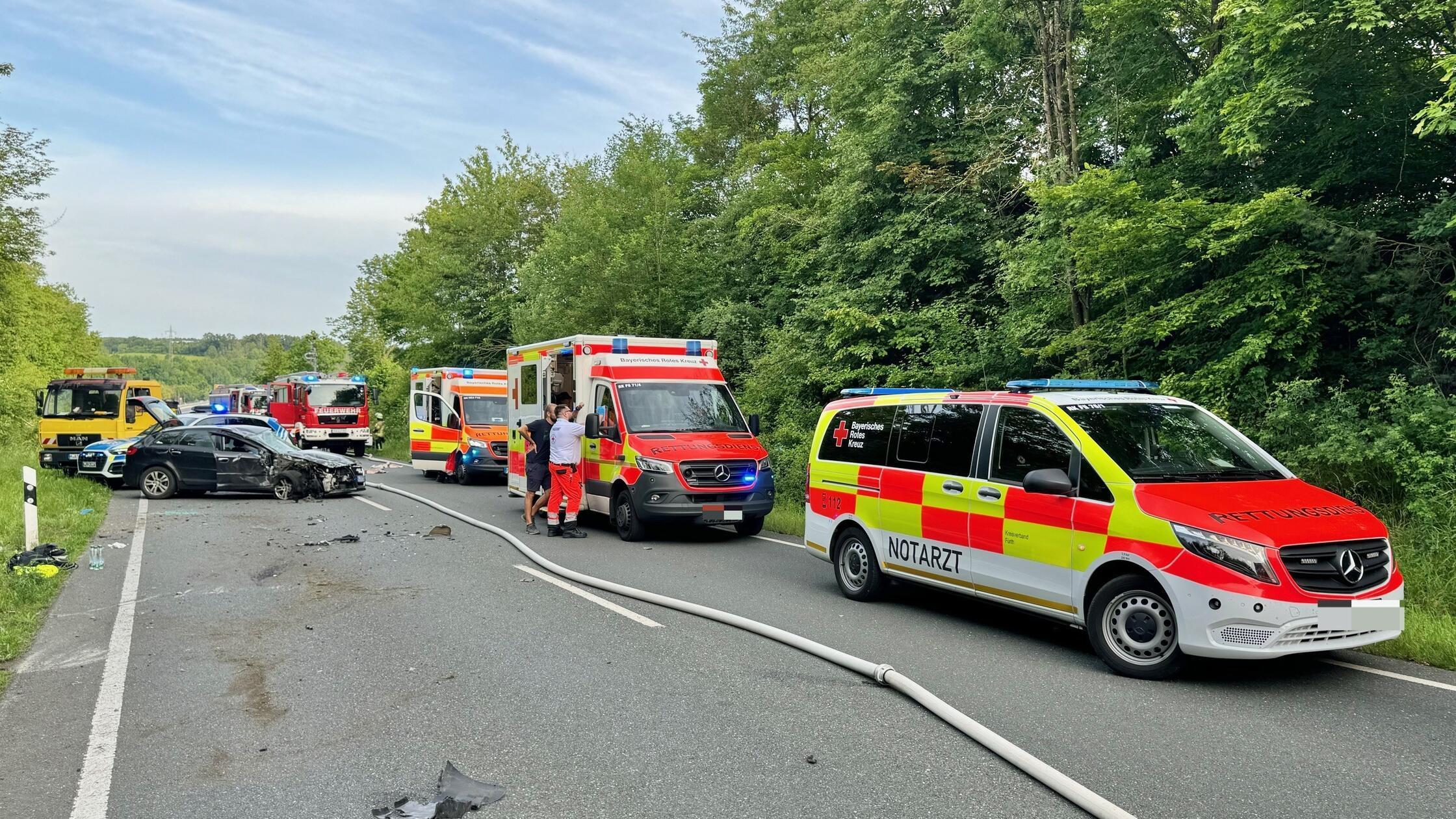 Neue Details Zum Schweren Unfall Auf Der B8: Zehn Menschen Zum Teil ...