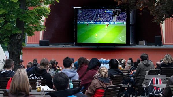 Im Gutmann am Dutzendteich flimmern alle im Free-TV ausgestrahlten EM-Spiele über eine im Außenbereich aufgestellte Leinwand. Reservierungen zu den Spielen sind nicht möglich. Essen und Getränke gibt's wie sonst auch per Selbstbedienung.
